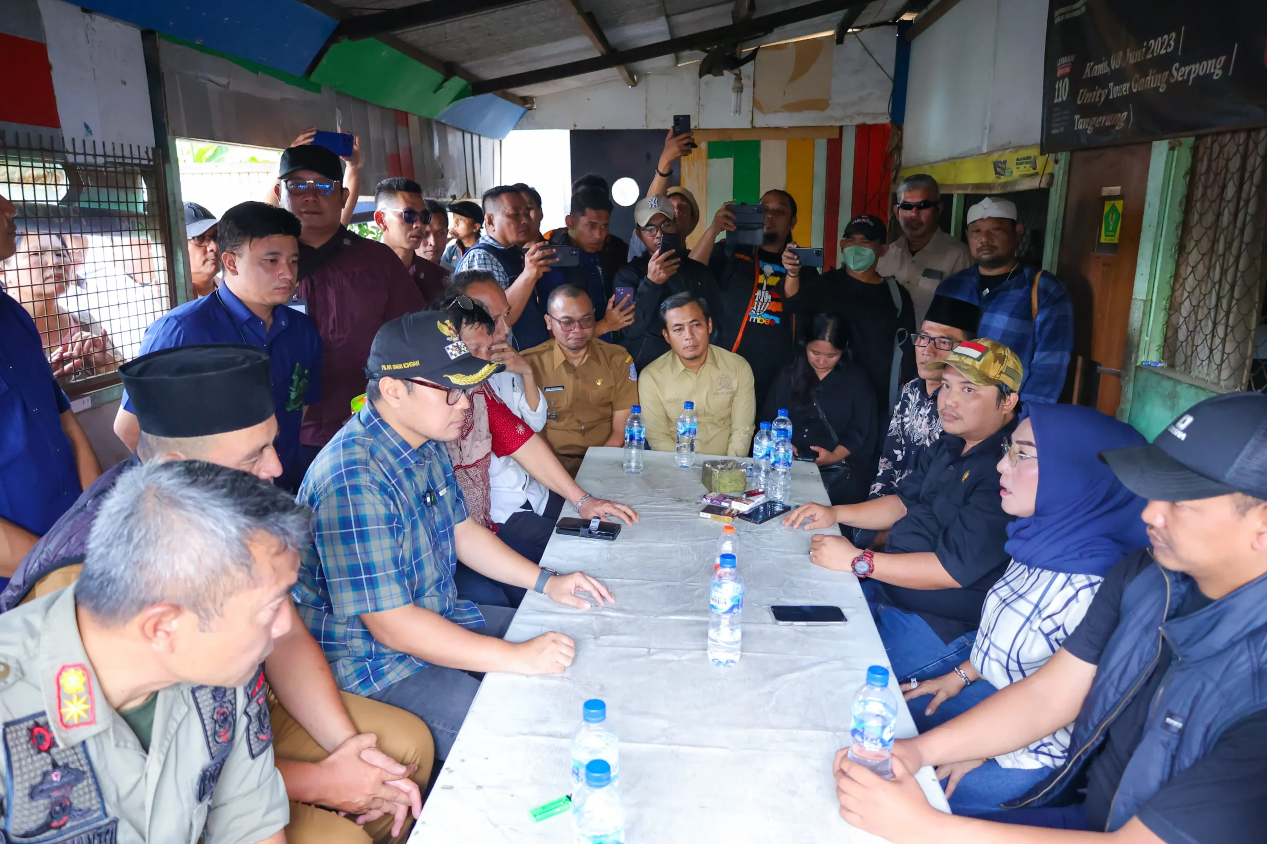 Pemerintah Kota Tangerang Selatan (Pemkot Tangsel) menertibkan bangunan liar di Kawasan Roxy, Ciputat pada Senin (23/6/2025).