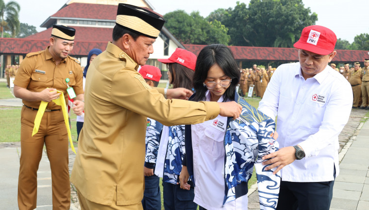 Bupati Tangerang imbau ASN disiplin dan siaga hadapi musim hujan, sekaligus lepas kontingen PMI ke Jumbara Provinsi di Serang.