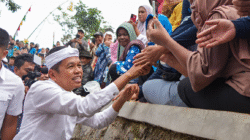 Gubernur Dedi Mulyadi, meluncurkan sistem transaksi nontunai dalam pengelolaan keuangan desa untuk meningkatkan transparansi dan efisiensi.