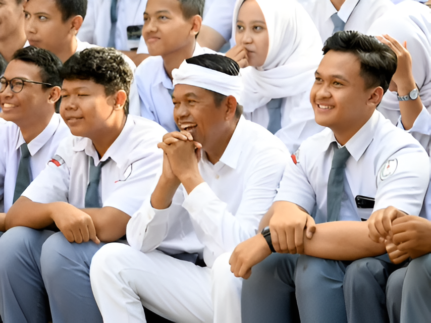 DPR Kritik Gubernur Dedi Mulyadi soal PR: Inovasi Jangan Abaikan Peran Guru