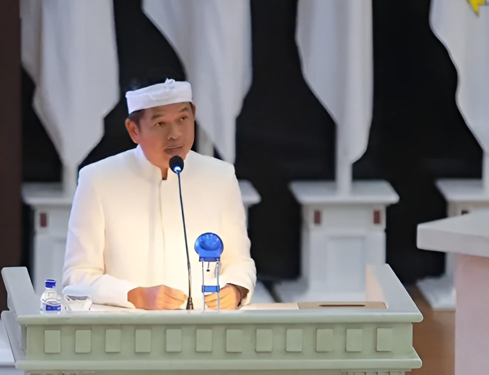 Gubernur Jawa Barat, Dedi Mulyadi, menegaskan larangan bagi pejabat dan pegawai pemerintah untuk mengadakan rapat di hotel.