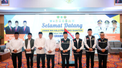 Gubernur Banten Andra Soni sambut kepulangan jamaah haji Kloter JKG 21 asal Tangerang di Asrama Haji Cipondoh, Kamis subuh (19/6/2025).