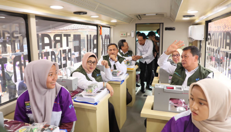 Pemerintah Kabupaten Tangerang meluncurkan Mobile Training Unit (MTU) untuk Pelatihan Tata Busana, dipimpin oleh Bupati Moch. Maesyal Rasyid.