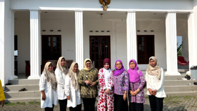 Masyarakat Desa Caringin antusias mengikuti Pemberian Makanan Tambahan (PMT) berupa ikan segar dalam program Gerebek Posyandu