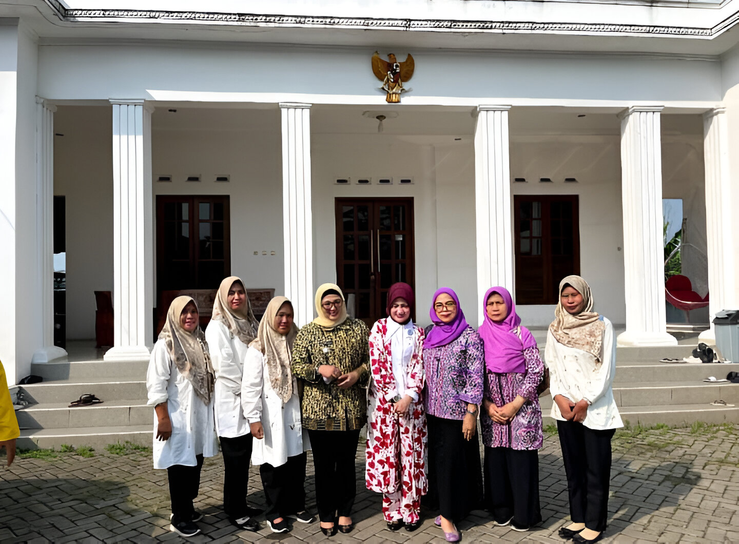 Masyarakat Desa Caringin antusias mengikuti Pemberian Makanan Tambahan (PMT) berupa ikan segar dalam program Gerebek Posyandu