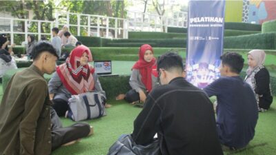 Dosen Digital PR Telkom University latih Karang Taruna Tamansari kuasai strategi komunikasi digital untuk tingkatkan ekonomi lokal.