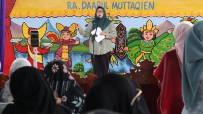 Wakil Bupati Tangerang, Intan Nurul Hikmah, menghadiri acara kelulusan dan kenaikan kelas siswa RA Daarul Muttaqim di Desa Cicalengka.
