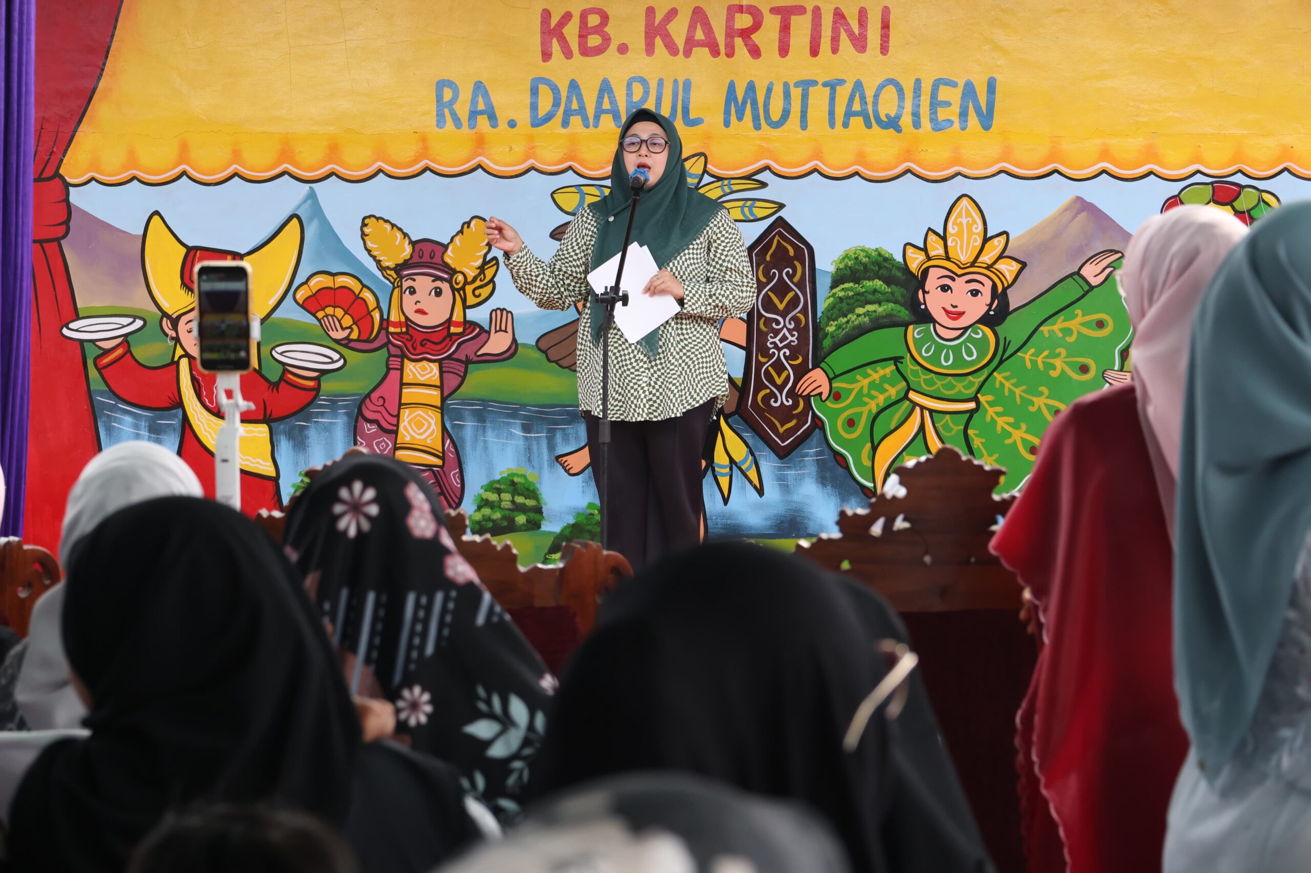 Wakil Bupati Tangerang, Intan Nurul Hikmah, menghadiri acara kelulusan dan kenaikan kelas siswa RA Daarul Muttaqim di Desa Cicalengka.