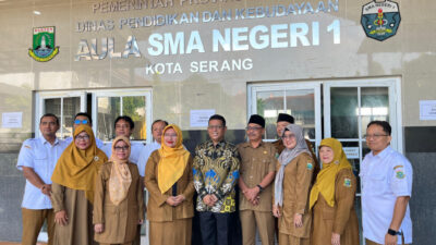 Gubernur Andra Soni, meninjau pelaksanaan Sistem Penerimaan Murid Baru (SPMB) Tahun Ajaran 2025/2026 di SMAN 1 dan SMKN 1 Kota Serang.