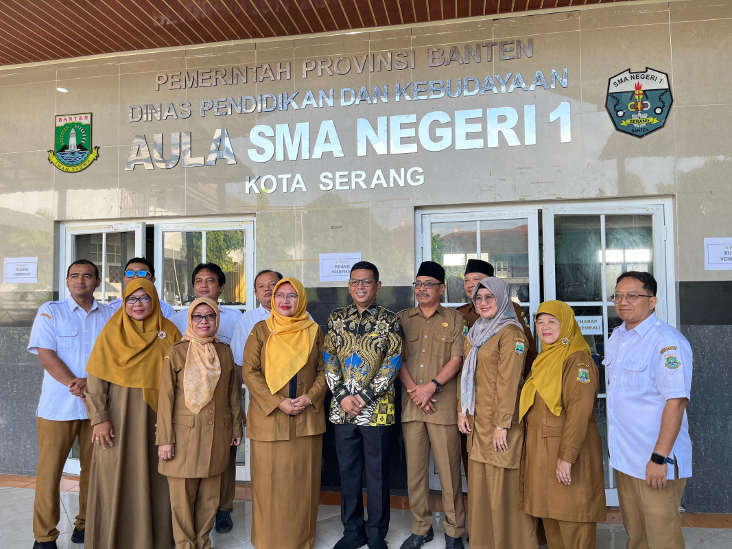 Gubernur Andra Soni, meninjau pelaksanaan Sistem Penerimaan Murid Baru (SPMB) Tahun Ajaran 2025/2026 di SMAN 1 dan SMKN 1 Kota Serang.