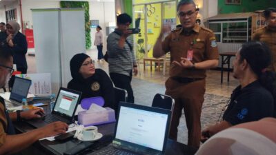 DPMPTSP Kota Tangerang Selatan meluncurkan program jemput bola untuk mempermudah pelaku usaha dalam proses perizinan.