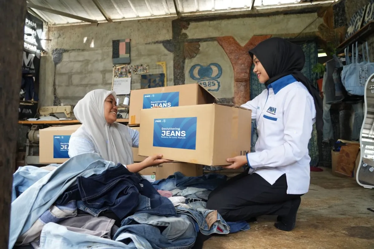 Karyawan PT Permodalan Nasional Madani (PNM) berhasil mengumpulkan 60 kilogram celana jeans layak pakai untuk didonasikan kepada Bu Aan, nasabah PNM Mekaar yang mengembangkan usaha daur ulang jeans menjadi produk fashion kekinian seperti tas, vest, dan berbagai aksesoris lainnya.