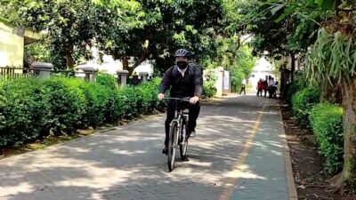 Abraham Garuda Laksono, anggota DPRD Banten, bersepeda sejauh 7 km menuju SMKN 7 Kabupaten Tangerang untuk sosialisasi SPMB 2025.