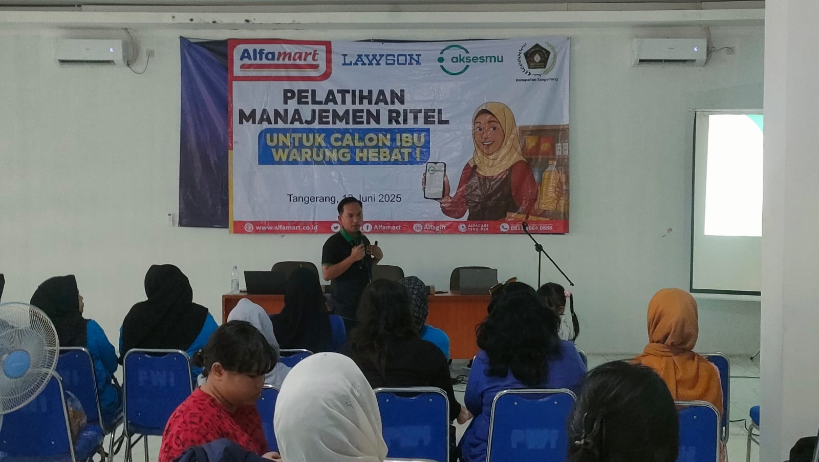 PWI Kabupaten Tangerang dan Alfamart gelar pelatihan manajemen ritel bagi anggota IKWI untuk dorong kemandirian ekonomi keluarga wartawan.