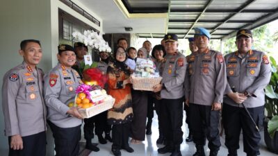 Polda Banten anjangsana ke Brigjen Pol (Purn.) Rumiah Kartoredjo sebagai bentuk silaturahmi dan apresiasi jelang Hari Bhayangkara ke-79.