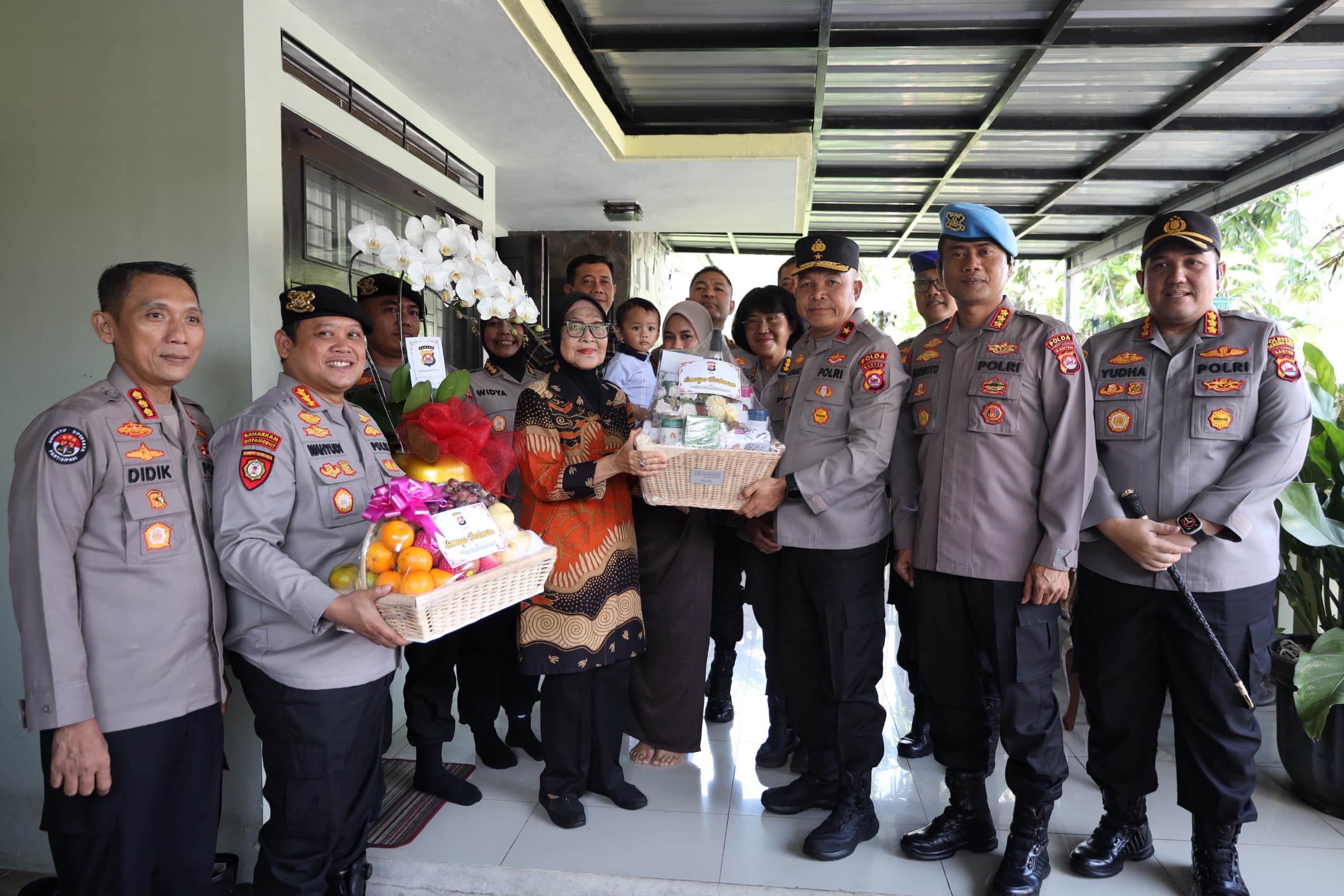 Polda Banten anjangsana ke Brigjen Pol (Purn.) Rumiah Kartoredjo sebagai bentuk silaturahmi dan apresiasi jelang Hari Bhayangkara ke-79.