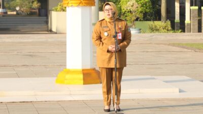 Wakil Bupati Tangerang, Intan Nurul Hikmah, memimpin apel Senin pagi di Puspemkab Tangerang, menekankan pentingnya sinergi ASN.