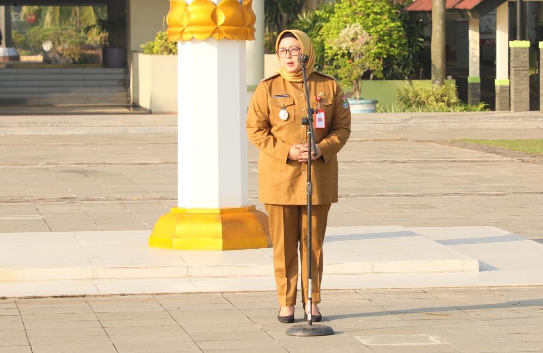 Wakil Bupati Tangerang, Intan Nurul Hikmah, memimpin apel Senin pagi di Puspemkab Tangerang, menekankan pentingnya sinergi ASN.