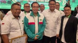 Asep Jatnika terima penghargaan dari Moeldoko dalam Munas HKTI atas dedikasi memajukan pertanian dan regenerasi petani muda.