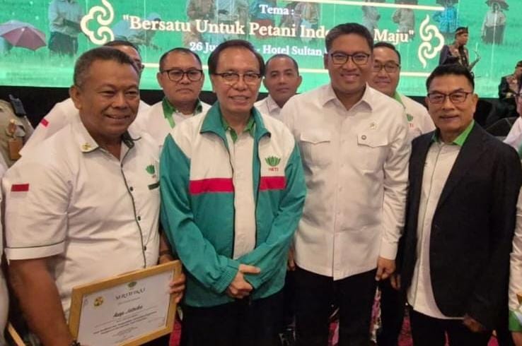 Asep Jatnika terima penghargaan dari Moeldoko dalam Munas HKTI atas dedikasi memajukan pertanian dan regenerasi petani muda.