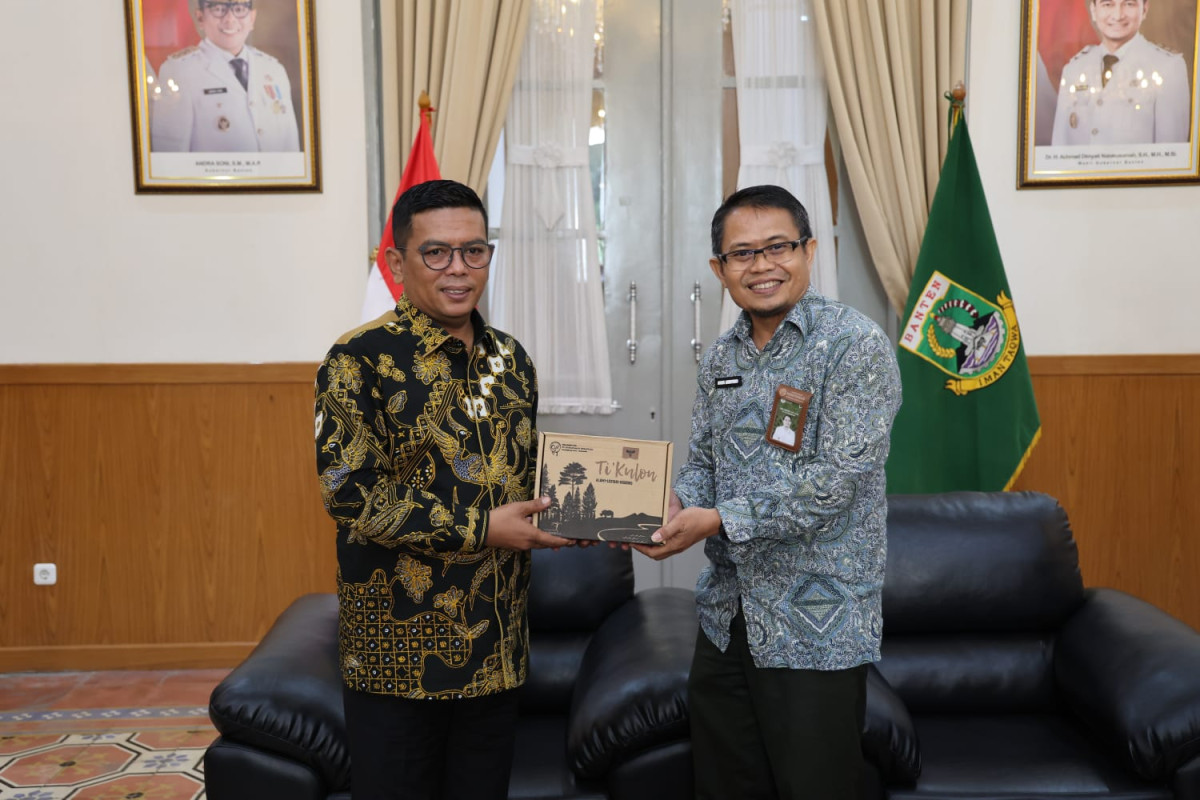 Gubernur Banten, Andra Soni, mendukung pemindahan dua Badak Jawa dari Taman Nasional Ujung Kulon ke Javan Rhino Study and Conservation.