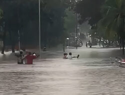 Banjir Rendam Jalan Binong, Warga Kesulitan Melintas dan Terjebak Kemacetan
