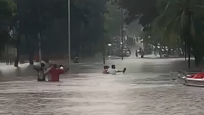 Hujan deras di Binong, Curug, Tangerang rendam jalan hingga setinggi dada. Akses lumpuh, pengendara terjebak dan lalu lintas macet total.