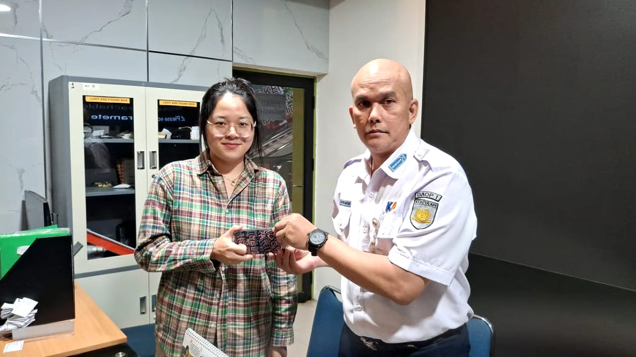 Lewat layanan Lost and Found, KAI bantu ribuan penumpang temukan kembali barangnya yang tertinggal di stasiun dan kereta.