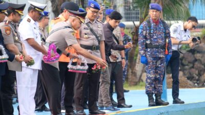 Polda Banten gelar tabur bunga di laut Merak peringati Hari Bhayangkara ke-79, sebagai bentuk penghormatan pada jasa para pahlawan bangsa.