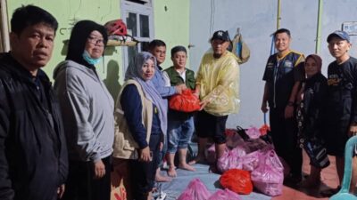 Dinsos Kota Tangerang salurkan bantuan logistik bagi warga terdampak banjir di Cibodas, termasuk makanan siap saji dan air mineral.