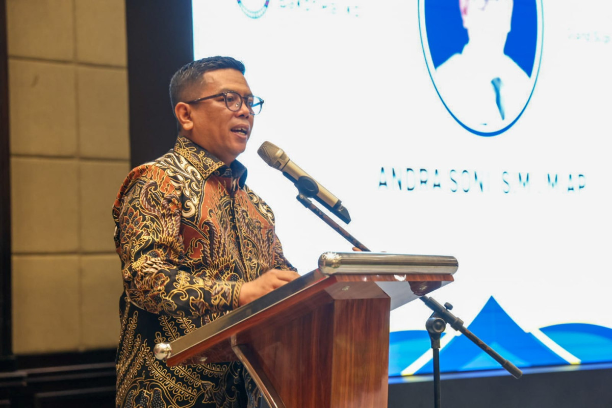 Gubernur Banten, Andra Soni, menekankan pentingnya pelayanan publik yang baik dan efisiensi anggaran dalam pembangunan.