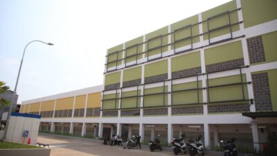 Revitalisasi Pasar Anyar rampung! Gedung tiga lantai ini siap menampung ribuan kios dengan fasilitas modern dan zonasi tertata.