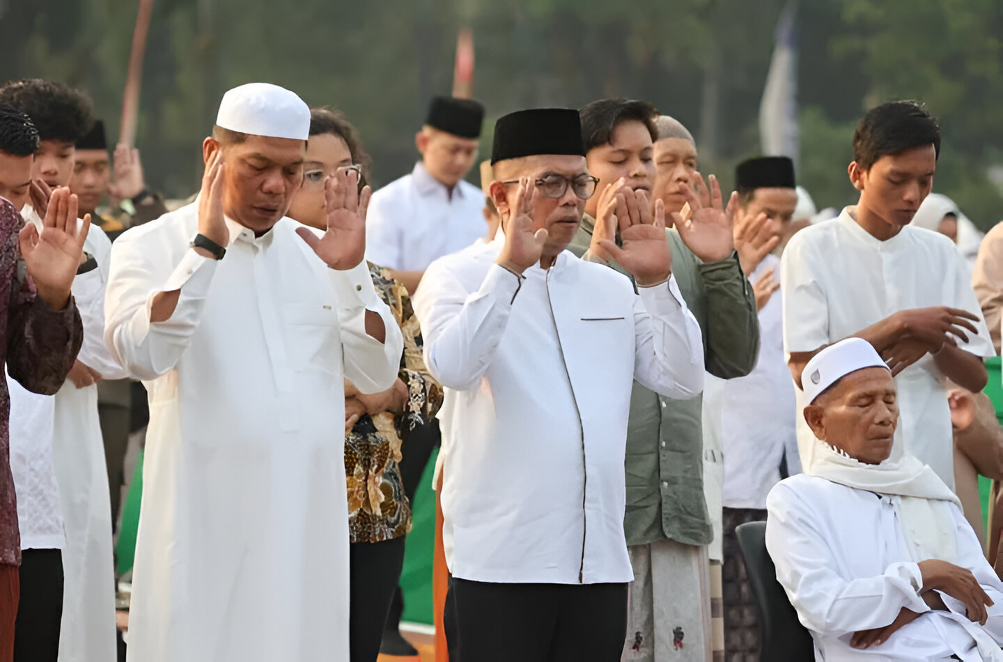 Gubernur Banten, Andra Soni, melaksanakan Sholat Idul Adha 1446 H di Kota Serang, mengajak semangat pengorbanan dan kesatuan umat.