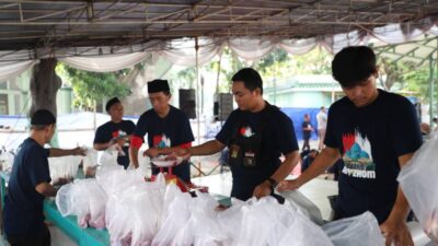 perayaan Iduladha 1446 Hijriah di Masjid Raya Al-A’zhom, Kota Tangerang, dengan penyembelihan hewan kurban yang melibatkan Wali Kota Sachrudin