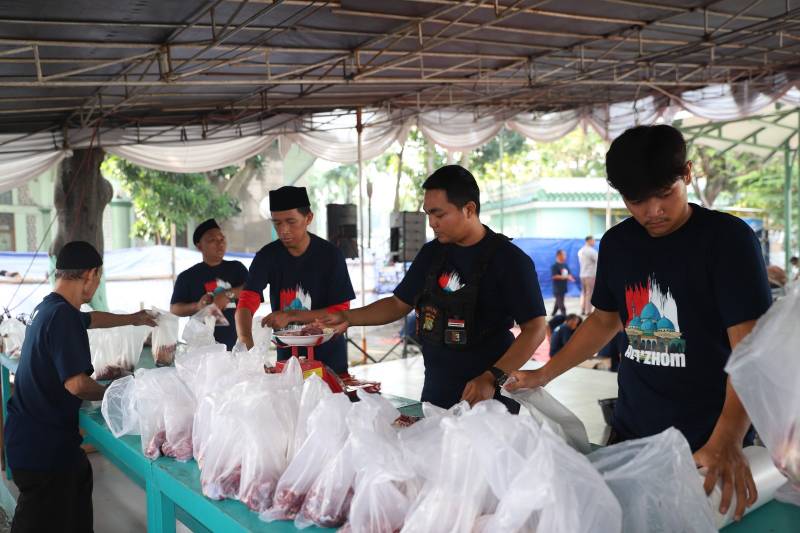 perayaan Iduladha 1446 Hijriah di Masjid Raya Al-A’zhom, Kota Tangerang, dengan penyembelihan hewan kurban yang melibatkan Wali Kota Sachrudin