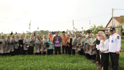 Bupati Moch Maesyal Rasyid, mengunjungi insinerator ramah lingkungan di Desa Mekar Jaya untuk meninjau pengelolaan sampah berbasis teknologi.