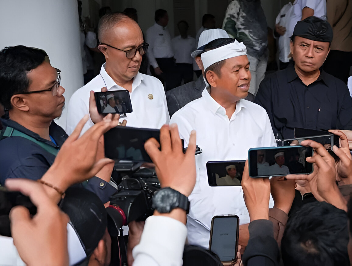 Gubernur Dedi Mulyadi, menerapkan sistem jam malam bagi siswa mulai Juni 2025, membatasi aktivitas di luar rumah dari pukul 21.00 hingga 04.00