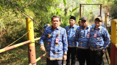 Pada Senin (2/6/25), Bupati Tangerang, Moch. Maesyal Rasyid, meninjau jembatan baja yang menghubungkan Desa Babat dan Desa Jagabita.