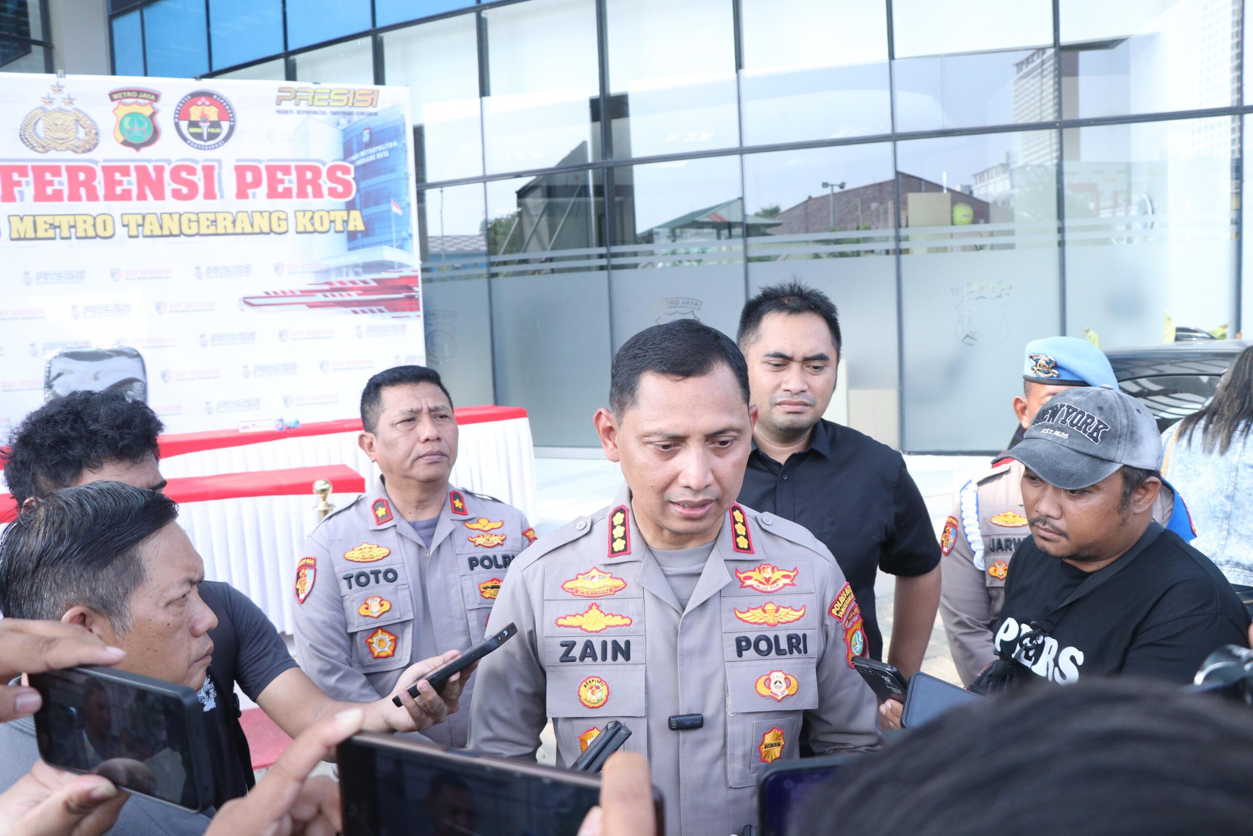 Empat pelaku penyerangan terhadap warga di Tangerang, berhasil ditangkap oleh polisi, sementara enam pelaku lainnya masih diburu.