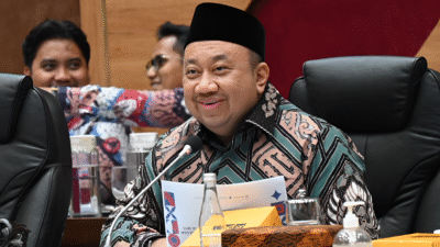 Wakil Ketua Komisi X DPR RI, Lalu Hadrian Irfani, meminta Gubernur Jawa Barat untuk meninjau kembali kebijakan jam masuk sekolah pukul 06.00