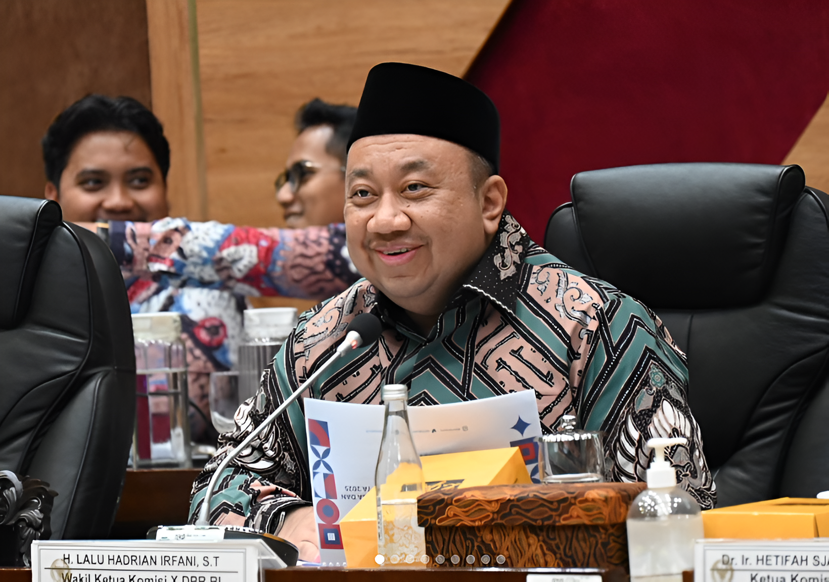 Wakil Ketua Komisi X DPR RI, Lalu Hadrian Irfani, meminta Gubernur Jawa Barat untuk meninjau kembali kebijakan jam masuk sekolah pukul 06.00