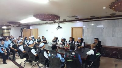 Menjelang puncak haji, tim kesehatan haji Malaysia, dipimpin oleh Dr. Shafiq Samsudin, mengunjungi KKHI Makkah.