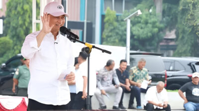 Artikel ini membahas pentingnya penerapan nilai-nilai Pancasila dalam kehidupan sehari-hari dan perannya sebagai dasar negara Indonesia.