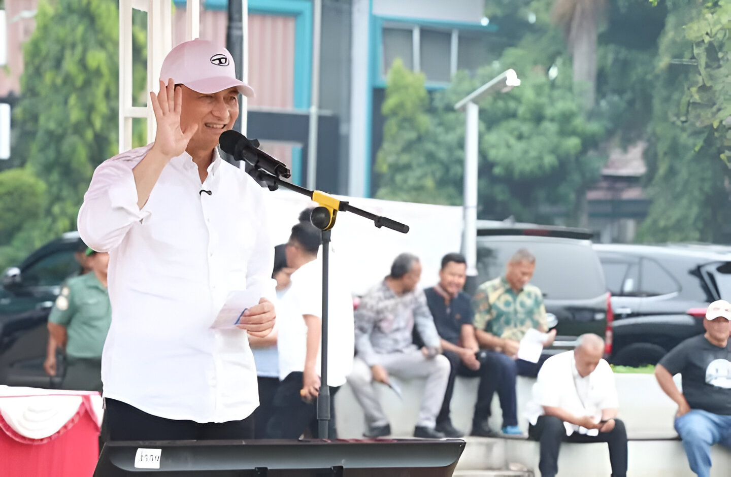 Artikel ini membahas pentingnya penerapan nilai-nilai Pancasila dalam kehidupan sehari-hari dan perannya sebagai dasar negara Indonesia.