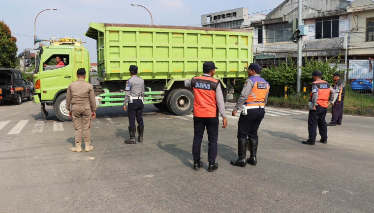 Pemerintah Kabupaten Tangerang melaksanakan operasi penertiban parkir liar truk di pintu masuk Tol Balaraja Barat.