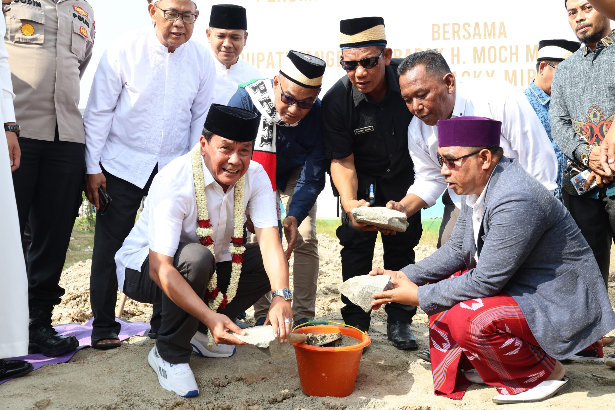 Bupati Tangerang letakkan batu pertama Masjid Ar-Rasyid di Tigaraksa, wujud sinergi warga dan pemerintah dalam pembangunan spiritual.