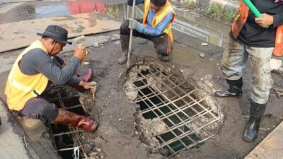 Petugas perbaiki plat besi jembatan Kukun Rajeg usai laporan warga viral. Respons cepat pemerintah diapresiasi masyarakat dan relawan TIK.