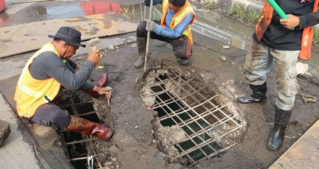 Petugas perbaiki plat besi jembatan Kukun Rajeg usai laporan warga viral. Respons cepat pemerintah diapresiasi masyarakat dan relawan TIK.
