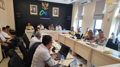 Polda Banten lakukan rekayasa lalu lintas dampak proyek Jembatan Aramco Merak yang sebabkan kemacetan arah Gerbang Tol Merak–Jakarta.