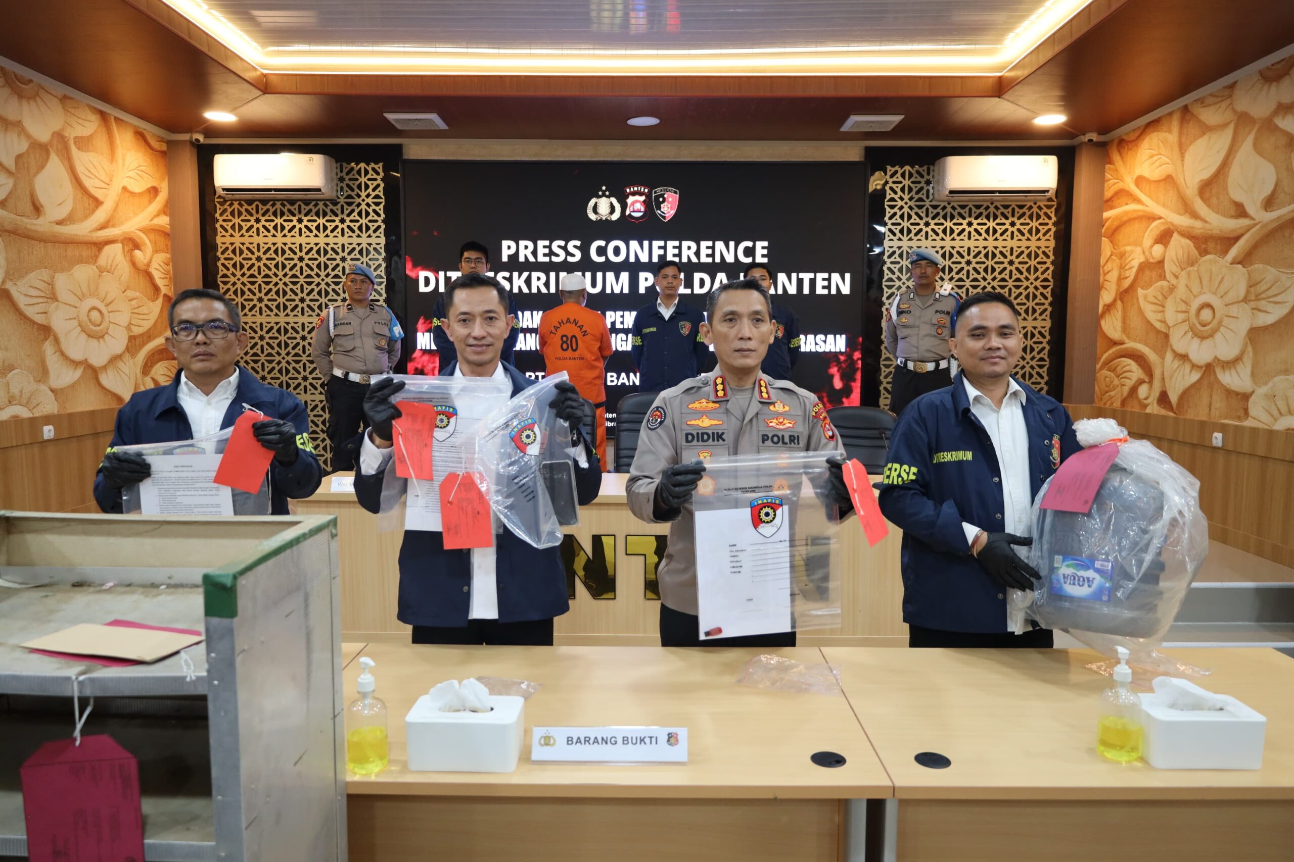 Polda Banten ungkap kasus pemerasan proyek CAA di Cilegon, tetapkan satu tersangka usai ancam kontraktor dengan kekerasan.